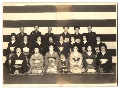 Fotografie asiatische Volkstypen, Japan - Nippon, Geisha Frauen im Kimono