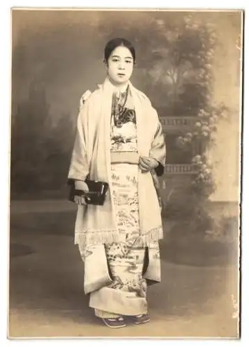 Fotografie asiatische Volkstypen, Japan - Nippon, junge Geisha im Kimono