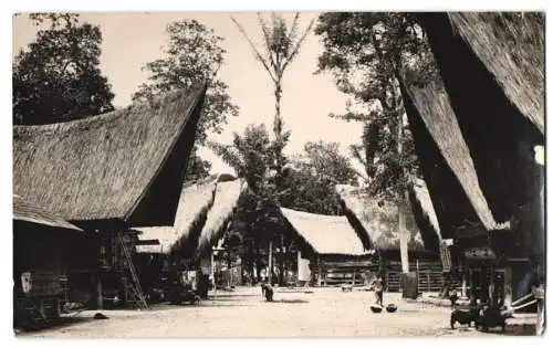 Fotografie unbekannter Fotograf, Ansicht Samosir / Sumatra, Toba-Batak Dorf