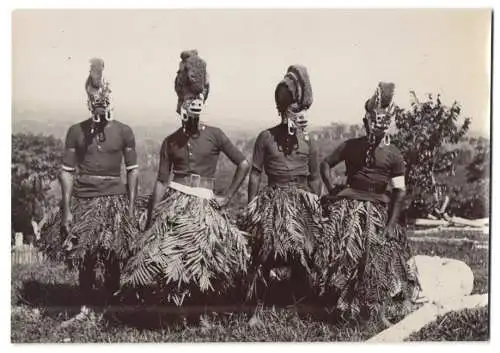 Fotografie afrikanische Volkstypen, Afrikanische Männer in Fest-Tracht mit Maske