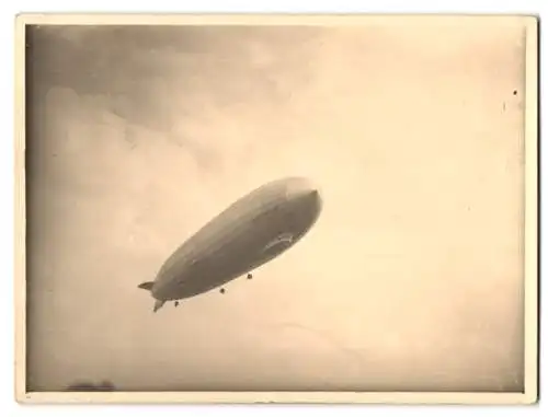 Fotografie Ansicht Gleiwitz - Gliwice, Luftschiff Graf Zeppelin LZ-127 über der Stadt, Schlesienfahrt 1929