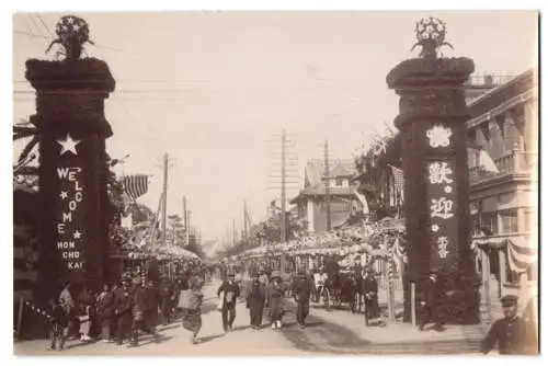 Fotografie unbekannter Fotograf, Ansicht Yokohama, Strasse geschmückt mit japanischen und US-Fahnen