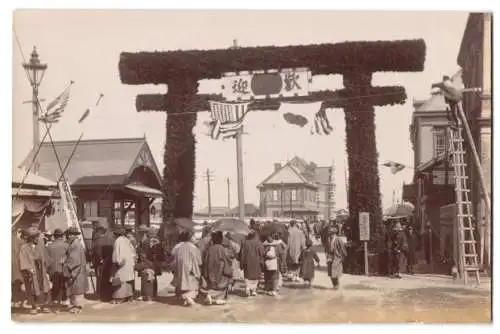 Fotografie unbekannter Fotograf, Ansicht Yokohama, Strasse mit Schrein geschmückt mit japanischen und US-Fahnen