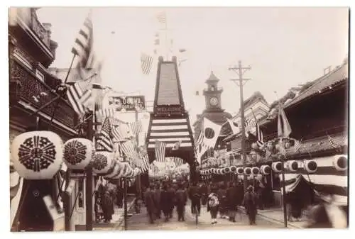 Fotografie unbekannter Fotograf, Ansicht Yokohama, Strassenzug geschmückt mit japanischen und US-Fahnen