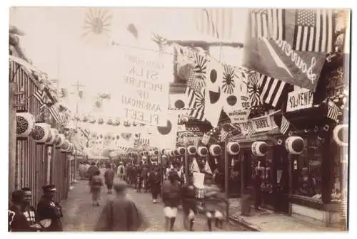 Fotografie unbekannter Fotograf, Ansicht Yokohama, Strasse geschmückt mit japanischen und US-Fahnen