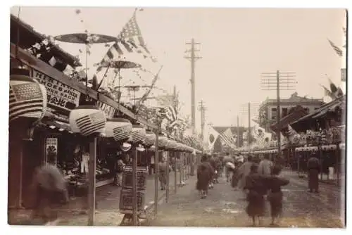 Fotografie unbekannter Fotograf, Ansicht Yokohama, Strasse geschmückt mit japanischen und US-Fahnen