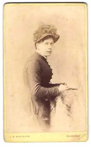 Fotografie J.B. Macnair, Glasgow, West Nile Street 11, Frau in elegantem Kleid mit Hut