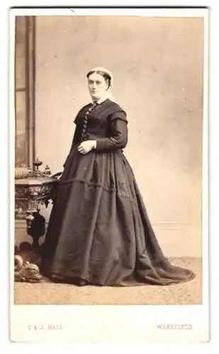 Fotografie G & J Hall, Wakefield, Westgate 26, Frau in elegantem Kleid