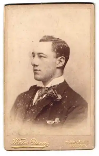 Fotografie Walter Davey, Harrogate, James Street 10, Porträt eines eleganten jungen Mannes