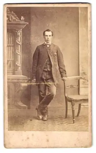 Fotografie John Foster, Coldstream, High Street, eleganter Mann mit Stuhl