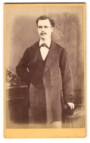 Fotografie John Clapham, Leeds, Wade Lane, Porträt eines eleganten jungen Mannes mit Schnurrbart