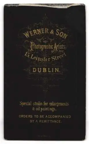 Fotografie Werner & Son, Dublin, Leinster Street 15, Porträt eines kleinen Kindes in weissem Kleid