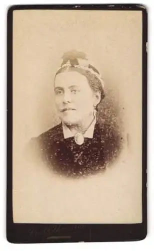 Fotografie Fred. Thurston, Luton, Hastings Street 1, Porträt einer Dame mit Haarschmuck