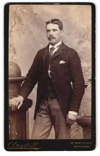 Fotografie C. Cantrell, Birkenhead, Argylle Str. 85, Porträt eines eleganten Herren