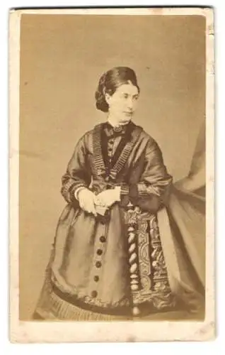 Fotografie E. R. Kingsbury, London, 45 St. George`s Place, Dame in elegantem Kleid