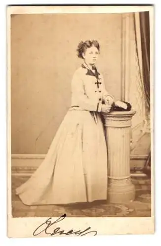 Fotografie S. Frost, Newark, Kirkgate, Frau in elegantem Kleid neben einer Säule