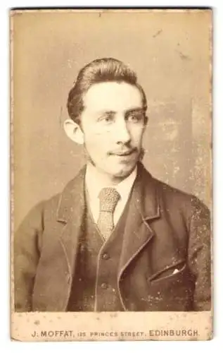 Fotografie J. Moffat, Edinburgh, Princes Street 125, Porträt eines jungen Mannes