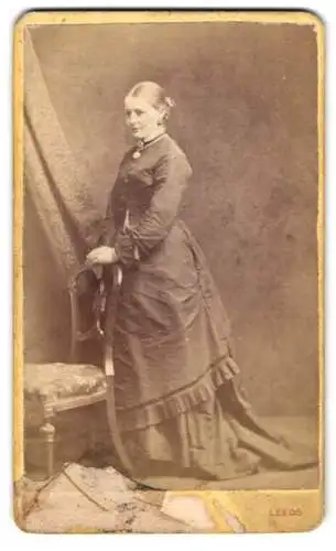 Fotografie Wm. Smith, Leeds, 14 New Briggate, Eine Dame steht neben einem Stuhl