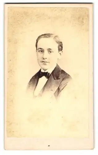 Fotografie J. C. Turner, Islington, Upper S. 17, Porträt eines jungen Mannes im Anzug