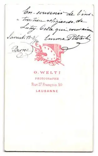 Fotografie O. Welti, Lausanne, Rue St. Francois 20, Dame im eleganten Kleid neben einem kunstvollen Tisch