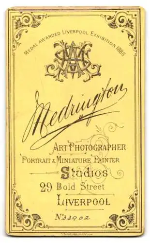 Fotografie Medrington, Liverpool, Bold Street 29, Kleinkind in weissem Kleid