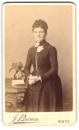 Fotografie J. Brown, Rhyl, Kinmel Street, Portrait einer Dame mit elegantem Kleid