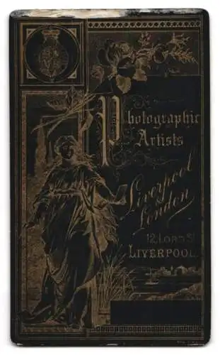 Fotografie Photographic Artists Liverpool & London, Liverpool, Lord Street 12, Porträt einer jungen Frau mit Pelzschal