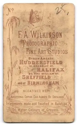 Fotografie F. A. Wilkinson, Huddersfield, 12 Crossley Street, Dame mit Blumenstrauss