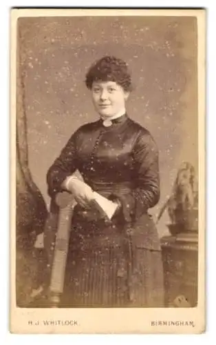 Fotografie H.J. Whitlock, Birmingham, New Street 11, Porträt einer Frau mit Brief