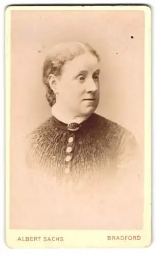 Fotografie Albert Sachs, Bradford, Manningham Lane, Portrait einer Frau in traditioneller Kleidung