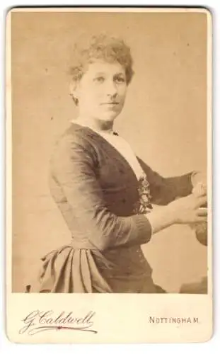 Fotografie G. Caldwell, Nottingham, Carrington Street 95, Porträt einer Dame mit lockigem Haar