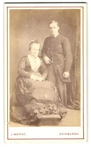 Fotografie J. Moffat, Edinburgh, Princes Street 125, Sitzende Dame und stehender Herr in formeller Kleidung