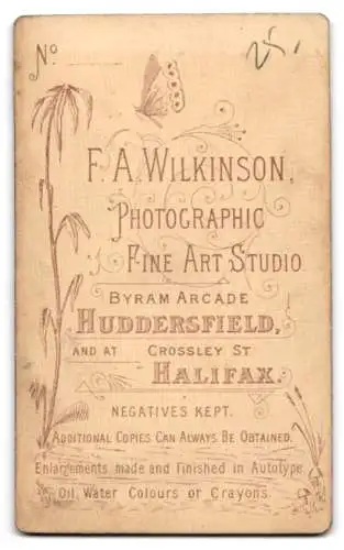 Fotografie F.A. Wilkinson, Huddersfield, Byram Arcade, Frau in elegantem Kleid neben Pflanzenarrangement