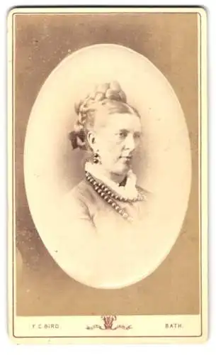 Fotografie F.C. Bird, Bath, Milsom Street 38, Portrait einer Dame mit elegantem Haarknoten