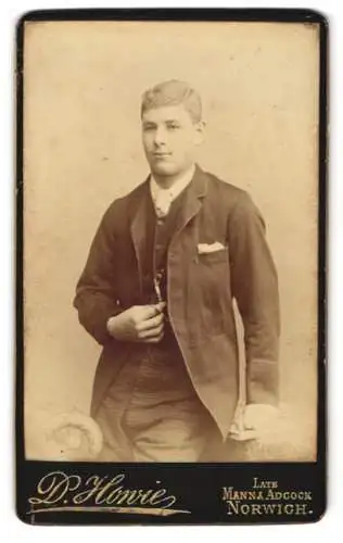 Fotografie D. Howie, Norwich, Late Mann & Adcock, junger Mann im Anzug