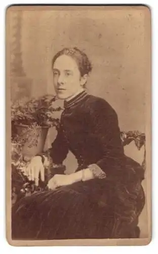 Fotografie C. E. Spencer, Leeds, New Briggate 61, Portrait einer Dame in dunklem Kleid