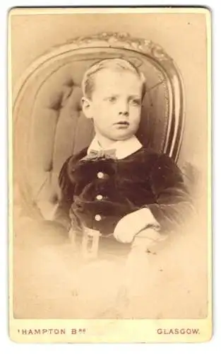 Fotografie Hampton Brothers, Glasgow, West Campbell Street 2, Portrait eines jungen Jungen in einem Sessel