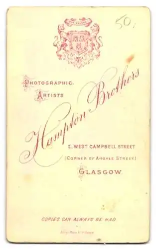 Fotografie Hampton Brothers, Glasgow, West Campbell Street 2, Portrait eines jungen Jungen in einem Sessel