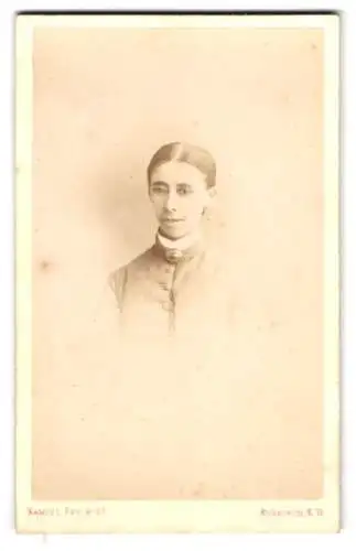 Fotografie Samuel Fry & Co., Surbiton, S.W., 9 Surbiton Park Terrace, Portrait einer jungen Frau in schlichter Kleidung