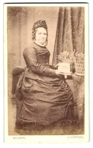 Fotografie Mrs. W. Wilson, Liverpool, No.1 Upper Duke Street, Eine Dame im viktorianischen Kleid