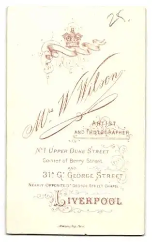 Fotografie Mrs. W. Wilson, Liverpool, No.1 Upper Duke Street, Eine Dame im viktorianischen Kleid