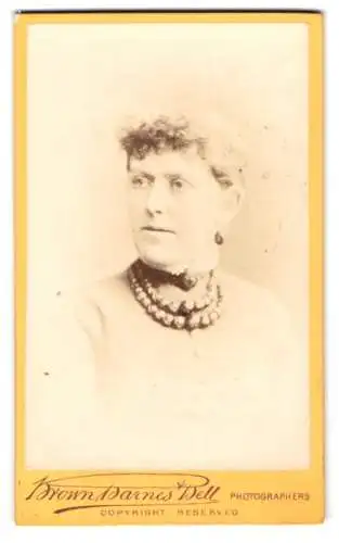 Fotografie Brown - Barnes & Bell, Liverpool, Bold Street 31, Portrait einer Dame mit Perlenkette