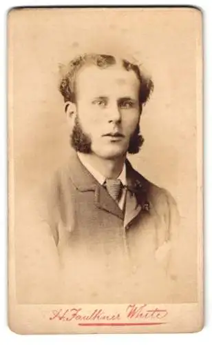 Fotografie H. Faulkner White, Cambridge, St. Andrew Street 47, Porträt eines jungen Mannes mit Koteletten