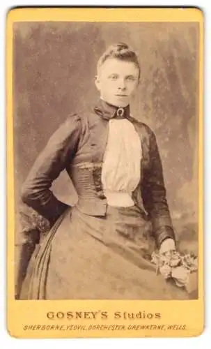 Fotografie Gosney's Studios, Sherborne, Porträt einer Dame mit Blumen