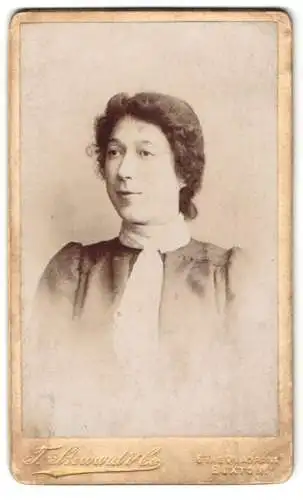 Fotografie T. Steward & Co., Buxton, The Quadrant 6, Porträt einer Frau mit hochgestecktem Haar