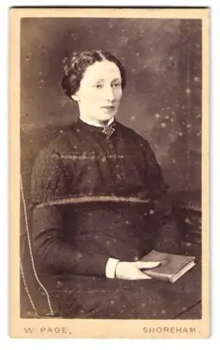 Fotografie W. Page, Shoreham, High Street, Porträt einer Dame mit Buch