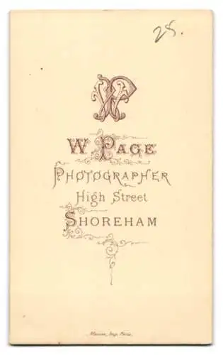 Fotografie W. Page, Shoreham, High Street, Porträt einer Dame mit Buch