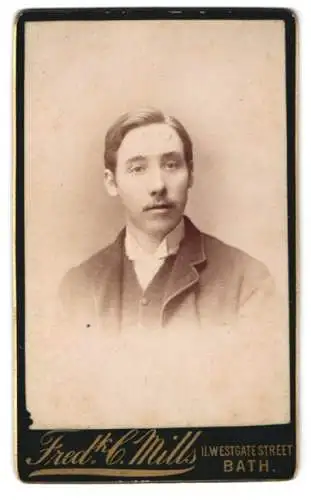 Fotografie Fredk. C. Mills, Bath, Westgate Street 11, Porträt eines jungen Mannes