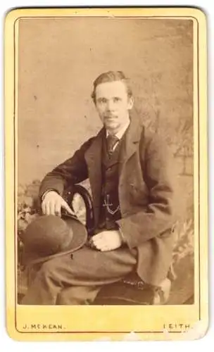 Fotografie J. McKean, Leith, 3 Ferry Road, Portrait eines sitzenden Mannes mit Hut