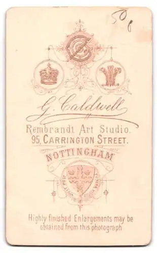 Fotografie G. Caldwell, Nottingham, 95 Carrington Street, Junge in Anzug an Sessel lehnend